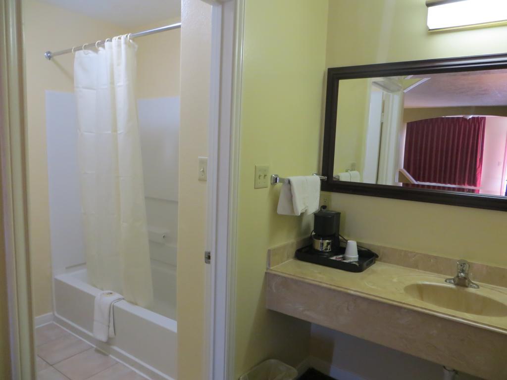 Americas Best Value Inn & Suites Hempstead Bilik gambar