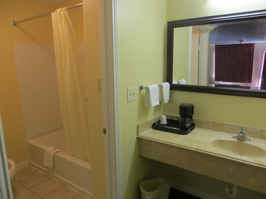 Americas Best Value Inn & Suites Hempstead Bilik gambar